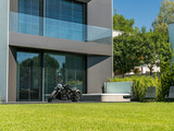 Aluminium zamiast PCV – nowy standard w nowoczesnym domu